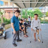 Hơn 80 người khuyết tật và nạn nhân da cam được thử mẫu chân tay giả và dụng cụ chỉnh hình ở Huế